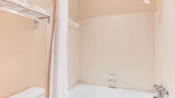 Kombinasi shower/bathtub, bathtub besar, dan shower pijat air