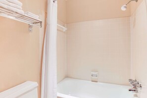 Een bad/douchecombinatie, een diep bad, een hydromassagedouche