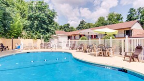 Seasonal outdoor pool, open noon to 9:00 PM, pool umbrellas - Americas Best Value Inn Aiken (Aiken)