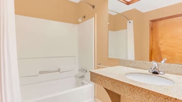 Kombinasi shower/bathtub, bathtub besar, dan shower pijat air