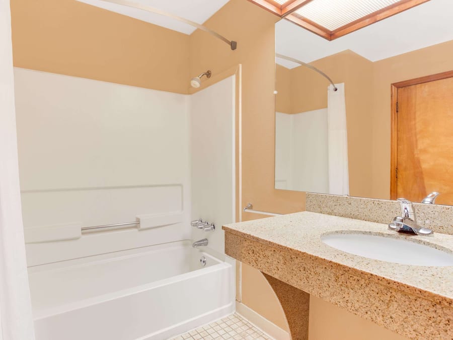 Combined shower/tub, deep soaking tub, hydromassage showerhead