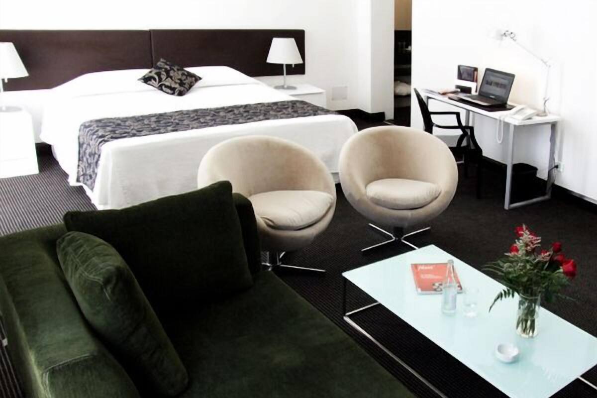 Capital Suite | Minibar, in-room safe, desk, soundproofing