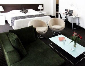 Capital Suite | Minibar, in-room safe, desk, soundproofing