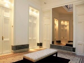Interior entrance - Plaza Fuerte Hotel (Montevideo)