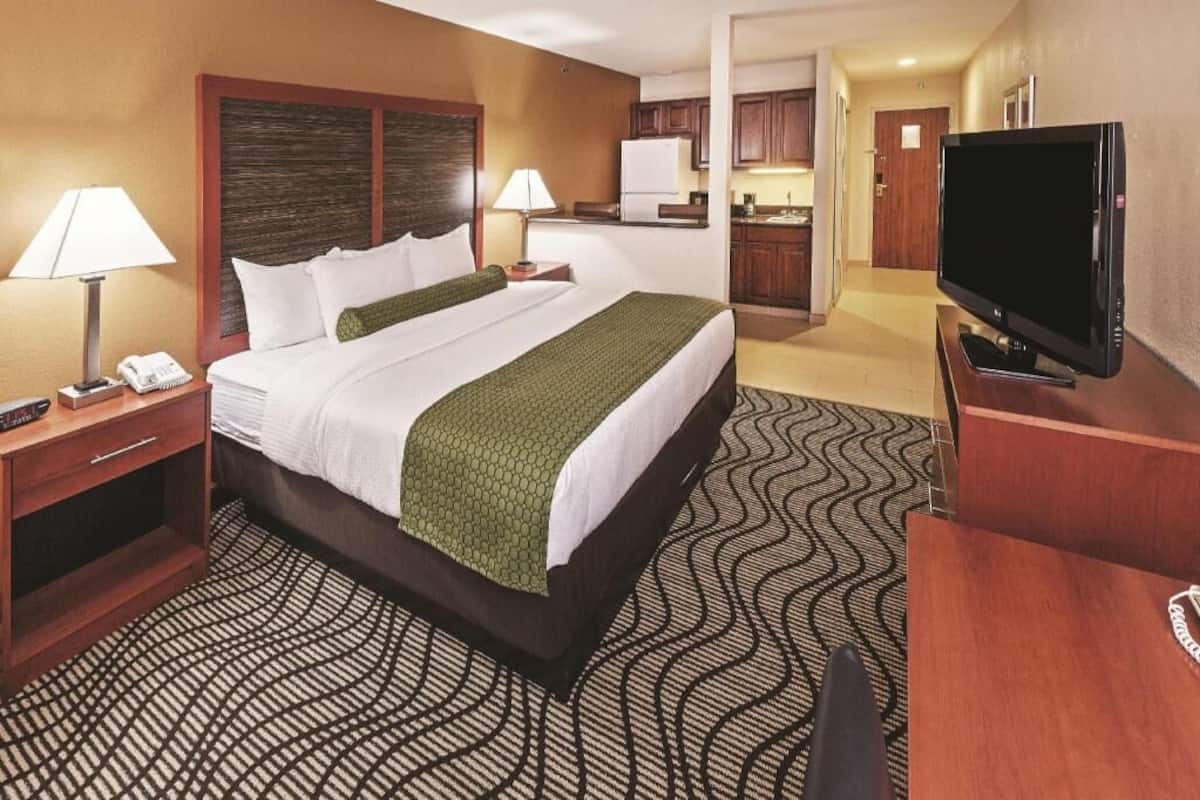 1 bedroom, premium bedding, desk, laptop workspace