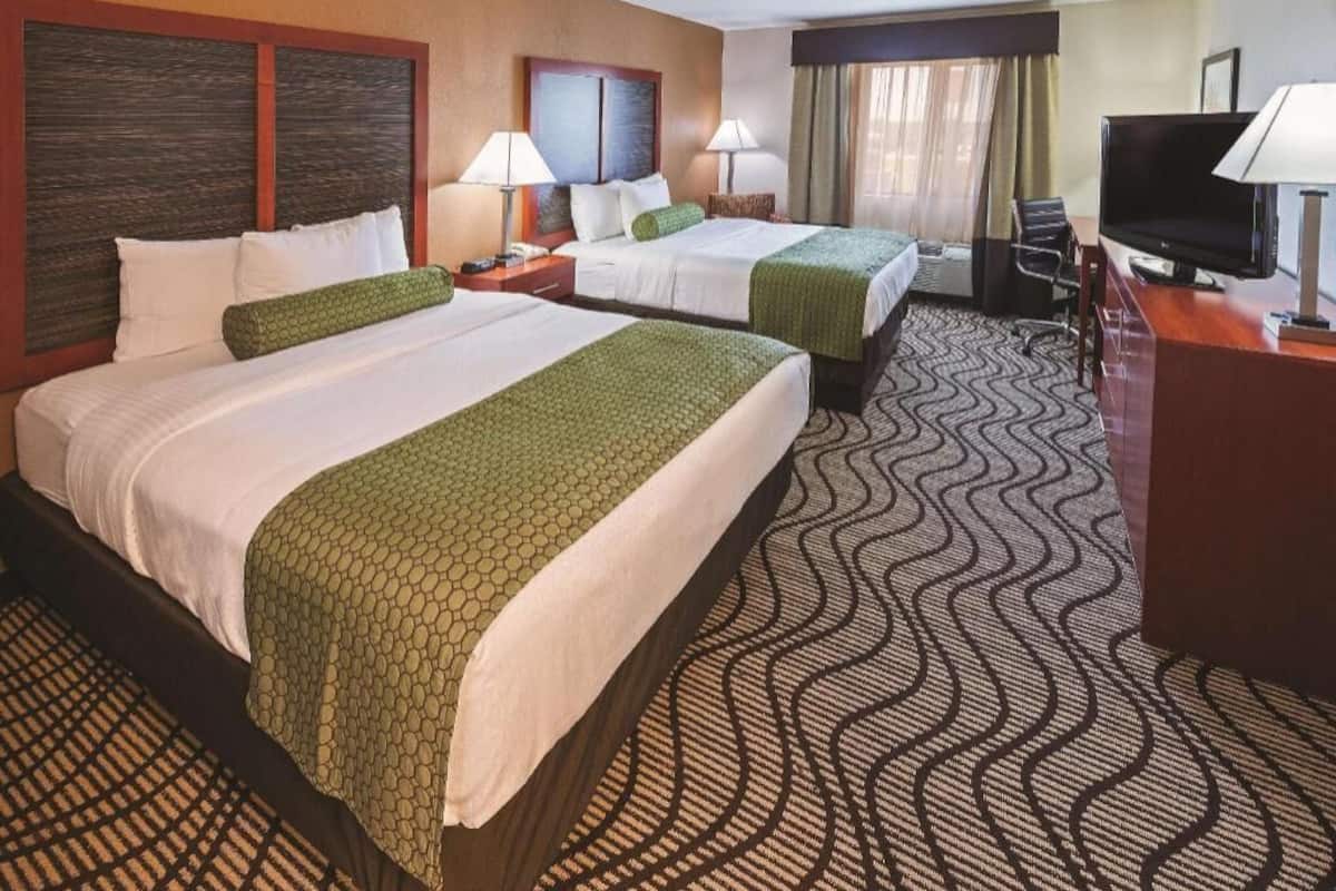 1 bedroom, premium bedding, desk, laptop workspace