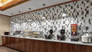 Breakfast area - La Quinta Inn & Suites by Wyndham Midwest City - Tinker AFB (Midwest City)