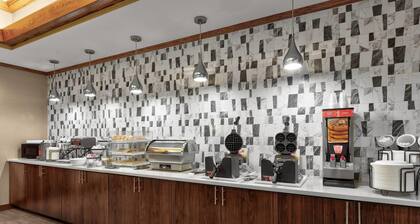 La Quinta Inn & Suites by Wyndham Midwest City - Tinker AFB