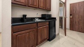 Jetted bathtub - La Quinta Inn & Suites by Wyndham Midwest City - Tinker AFB (Midwest City)
