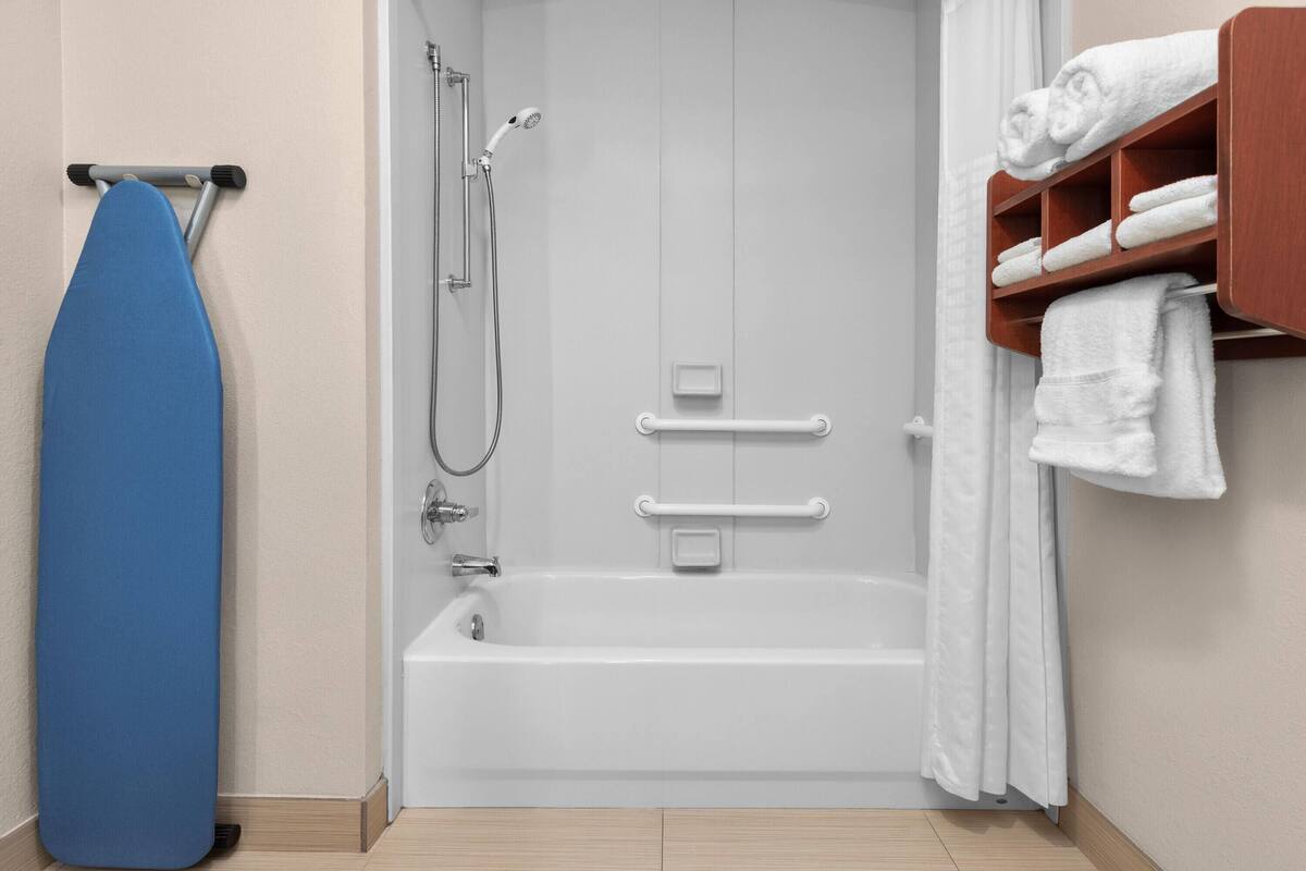 Kamer, 1 kingsize bed, toegankelijk voor mindervaliden (Mobility Accessible) | Rolstoeltoegankelijke badkamer