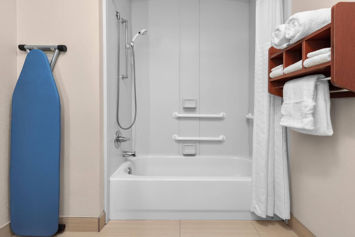 Habitación, 1 cama King size, con acceso para personas discapacitadas (Mobility Accessible) | Baño para personas con discapacidad