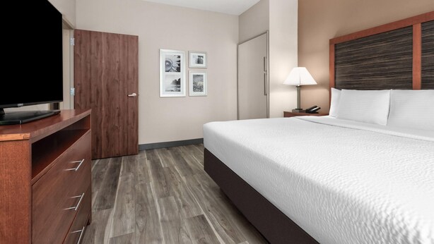 Jetted bathtub - La Quinta Inn & Suites by Wyndham Midwest City - Tinker AFB (Midwest City)