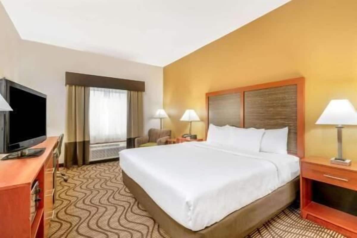 1 bedroom, premium bedding, desk, laptop workspace