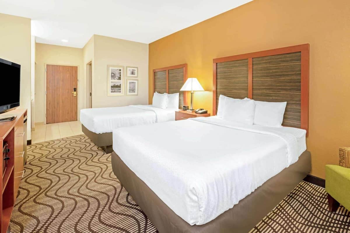 1 bedroom, premium bedding, desk, laptop workspace