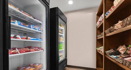 La Quinta Inn & Suites by Wyndham Midwest City - Tinker AFB