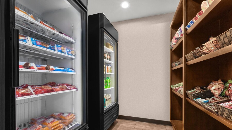La Quinta Inn & Suites by Wyndham Midwest City - Tinker AFB