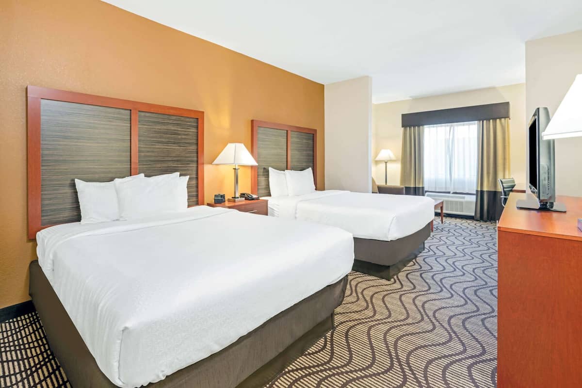 Suite Deluxe, 2 letti queen, non fumatori | 1 camera, biancheria da letto di alta qualità, una scrivania
