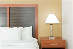 1 bedroom, premium bedding, desk, laptop workspace - La Quinta Inn & Suites by Wyndham Midwest City - Tinker AFB (Midwest City)