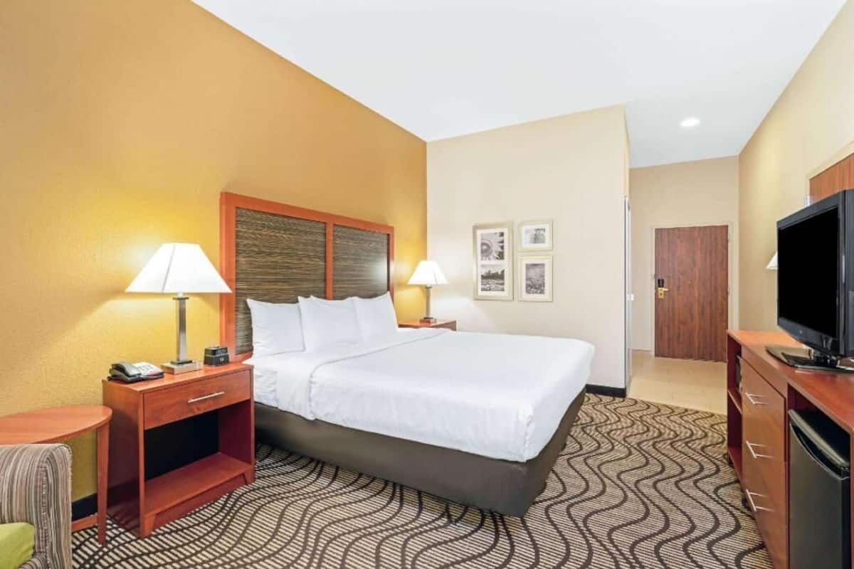 1 bedroom, premium bedding, desk, laptop workspace