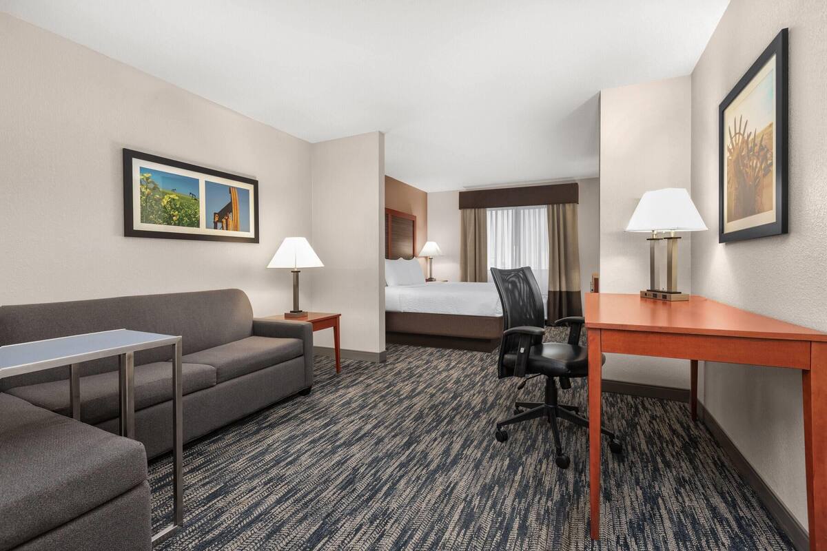 Deluxe suite, 1 kingsize bed (Deluxe Executive Suite) | 1 slaapkamer, luxe beddengoed, een bureau, een laptopwerkplek
