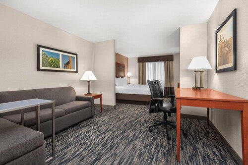 La Quinta Inn & Suites by Wyndham Midwest City - Tinker AFB