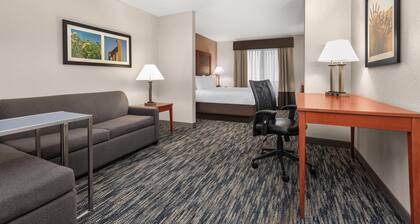 La Quinta Inn & Suites by Wyndham Midwest City - Tinker AFB