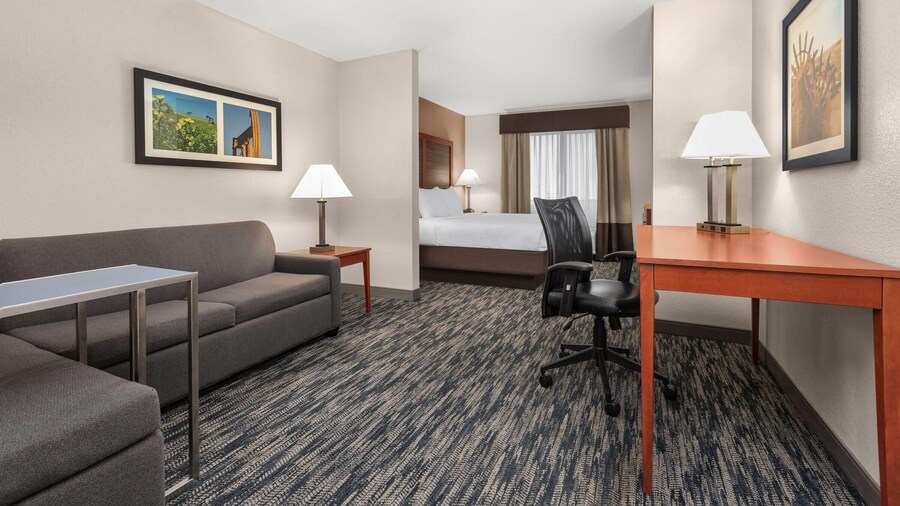 La Quinta Inn & Suites by Wyndham Midwest City - Tinker AFB