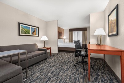 La Quinta Inn & Suites by Wyndham Midwest City - Tinker AFB