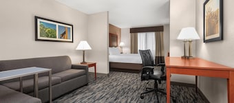 La Quinta Inn & Suites by Wyndham Midwest City - Tinker AFB