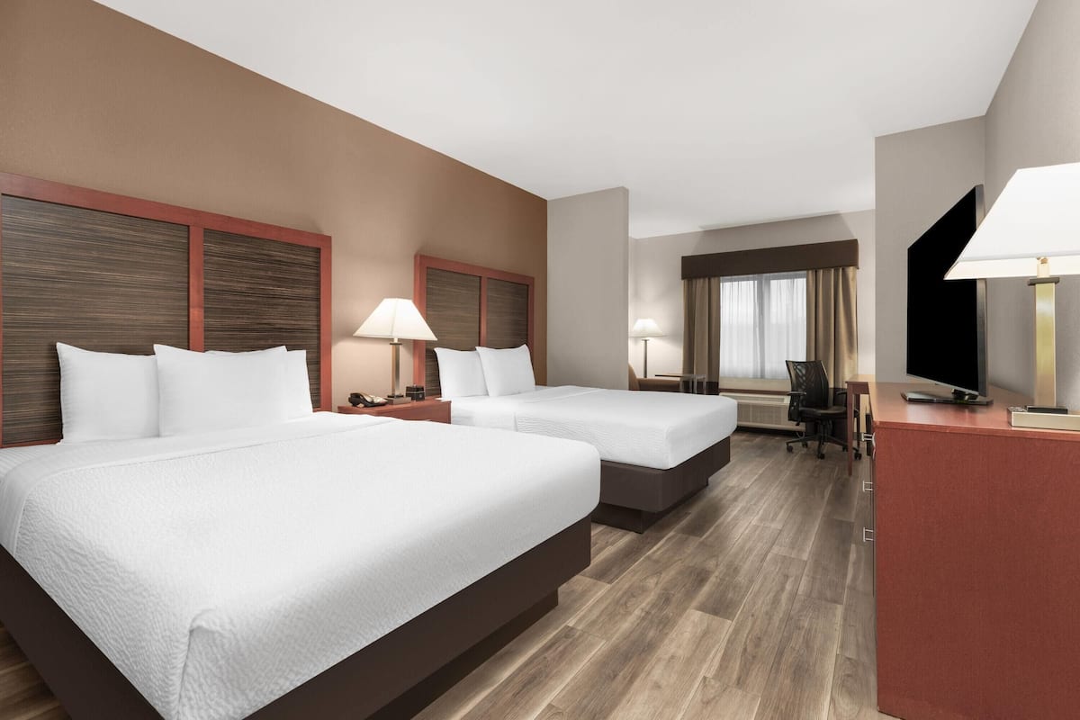 Suite Deluxe, 2 camas Queen size, para no fumadores | 1 habitación, ropa de cama de alta calidad y escritorio