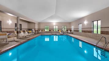 Piscina interna, funciona das 10h às 22h, espreguiçadeiras