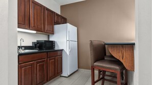 Deluxe Room, 1 King Bed - La Quinta Inn & Suites by Wyndham Midwest City - Tinker AFB (Midwest City)