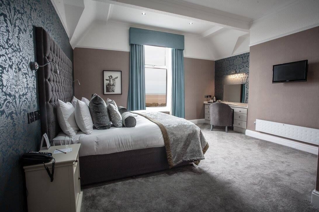 executive room, 1 king bed, non smoking | hypo-allergenic bedding, desk, iron/ironing board, free cots/infant beds