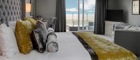 Ropa de cama hipoalergénica, escritorio y tabla de planchar con plancha