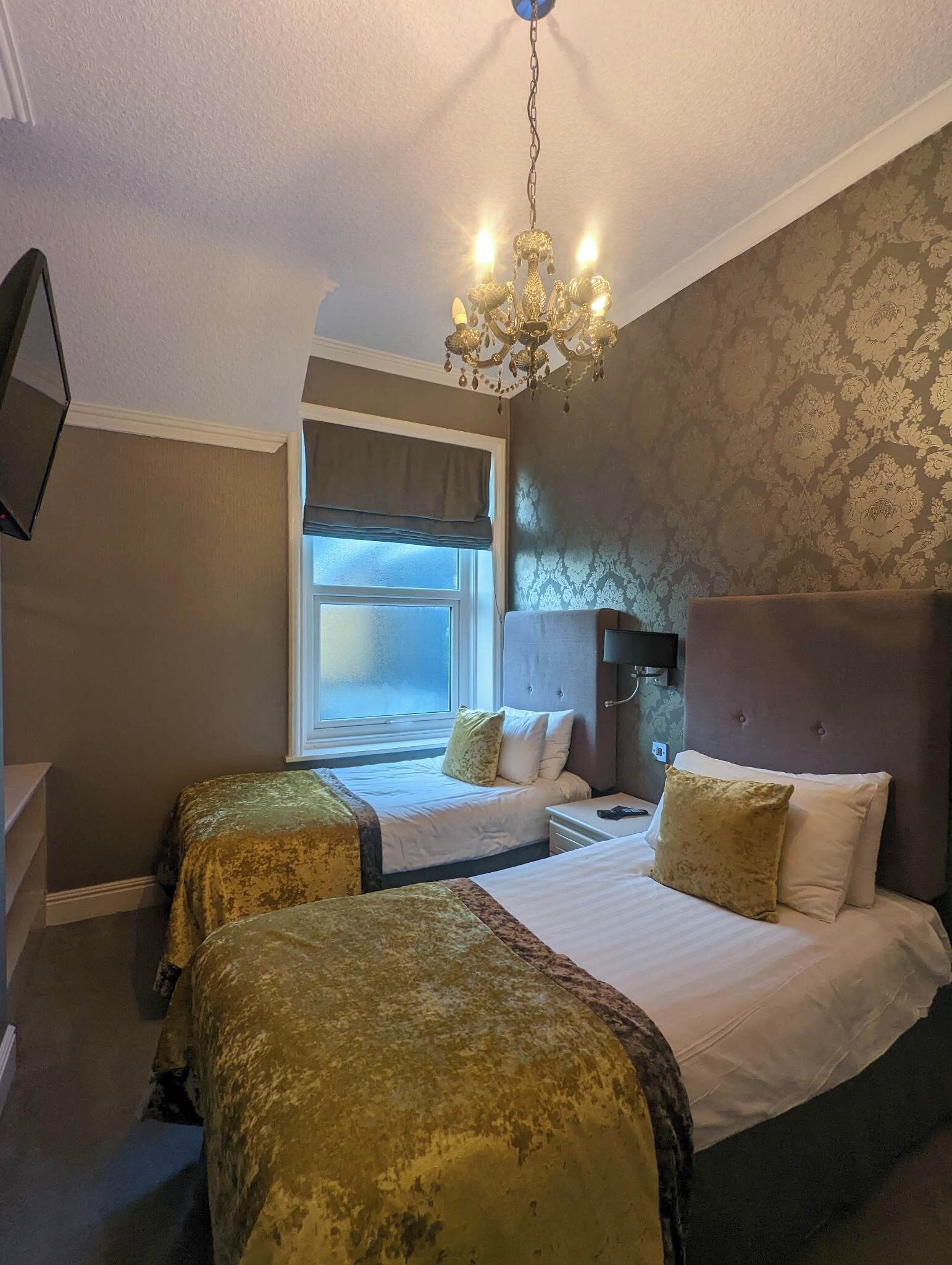 comfort room, 2 single beds, non smoking | hypo-allergenic bedding, desk, iron/ironing board, free cots/infant beds