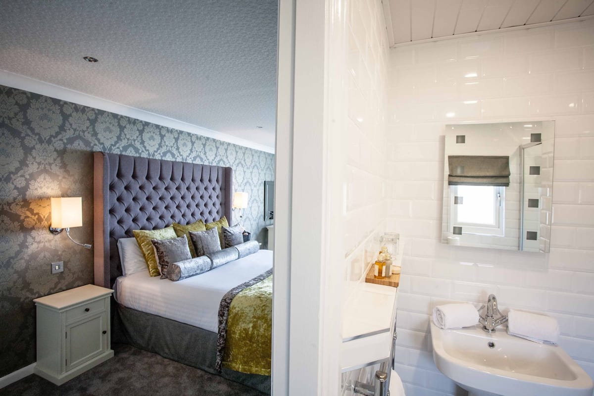 hypo-allergenic bedding, desk, iron/ironing board, free cots/infant beds