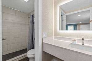 Combined shower/bathtub, free toiletries, hair dryer, towels