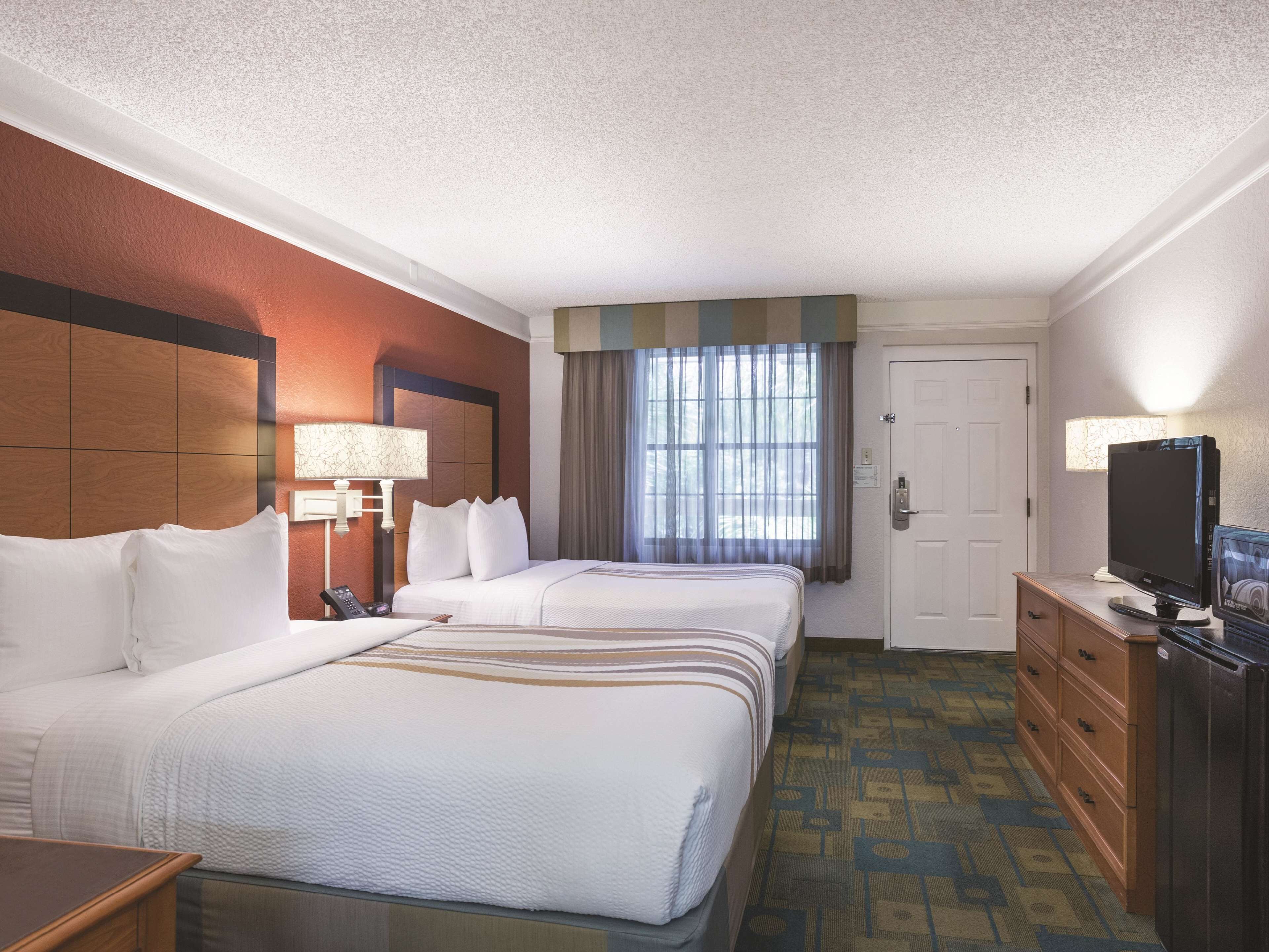 Literie de qualité supérieure, bureau, fer et planche à repasser