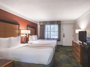 标准房, 2 张双人床, 无烟房 | 高档床上用品、办公桌、熨斗/熨衣板、免费婴儿床