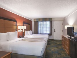 Habitación estándar, 2 camas dobles, no fumadores | Ropa de cama de alta calidad, escritorio, tabla de planchar con plancha