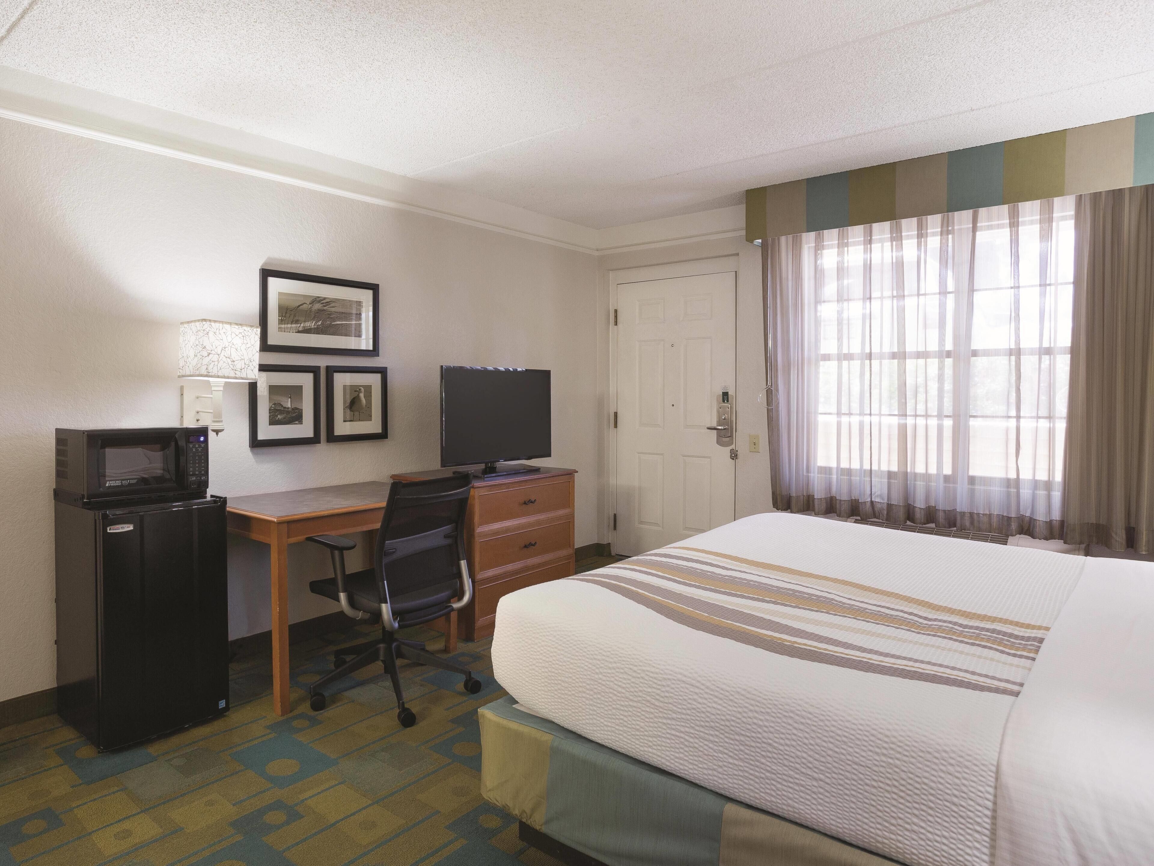 Deluxe Room, 1 King Bed, Mobility Accessible, Non Smoking (Bathtub with Grab Bars) | Premium bedding, desk, iron/ironing board, free cots/infant beds