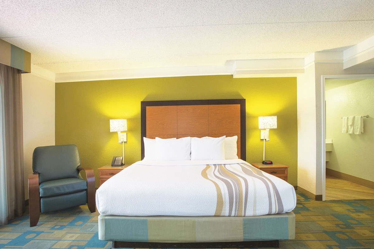 Suite, 1 King Bed, Non Smoking