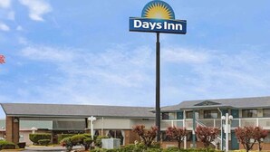 A Days Inn hotel with a clear blue sky. - Days Inn by Wyndham Auburn (Auburn)