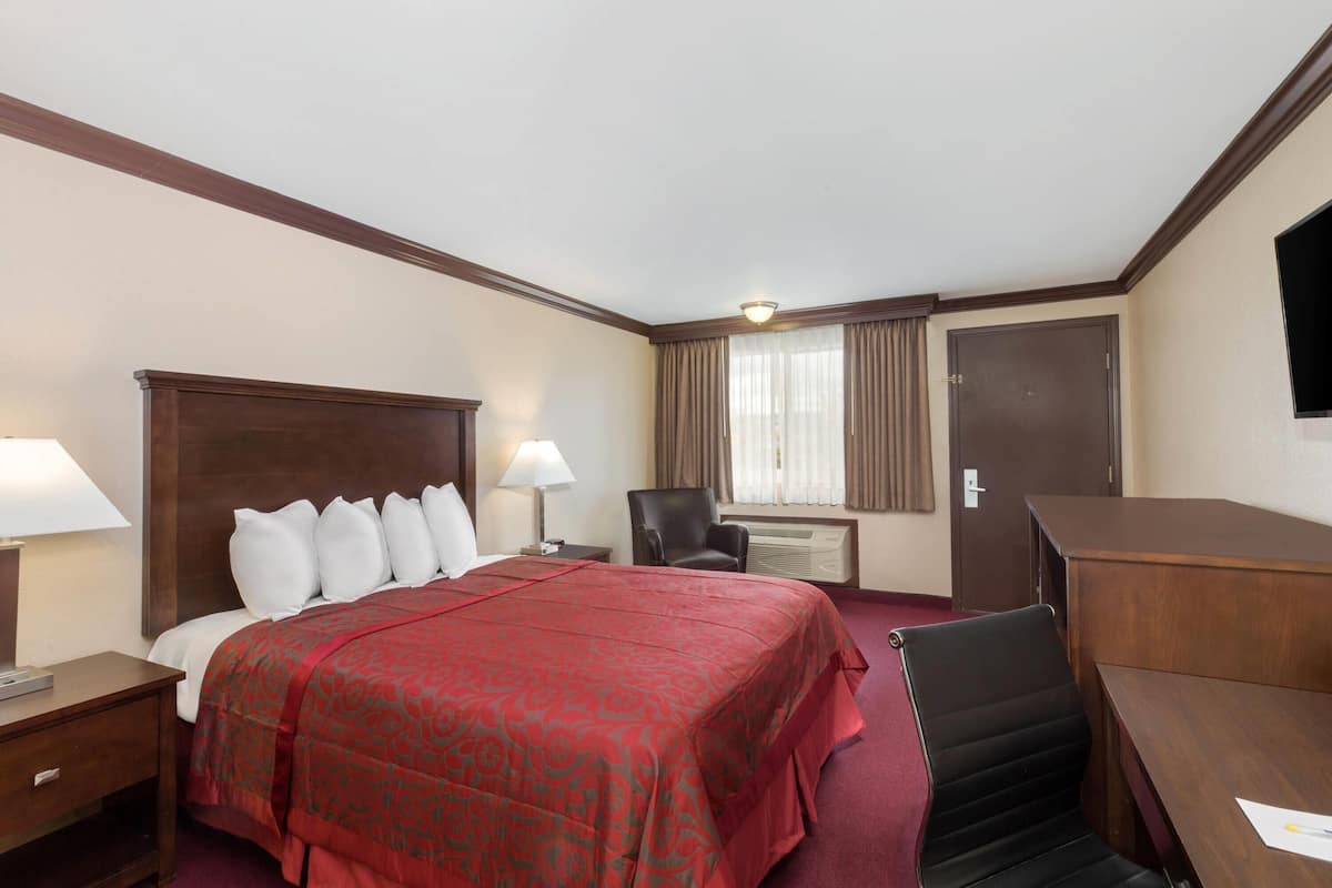 1 Queen Bed, Mobility Accessible Room, Bathtub W/Grab Bars Non-Smoking | Cofres nos quartos, escrivaninha, berços grátis