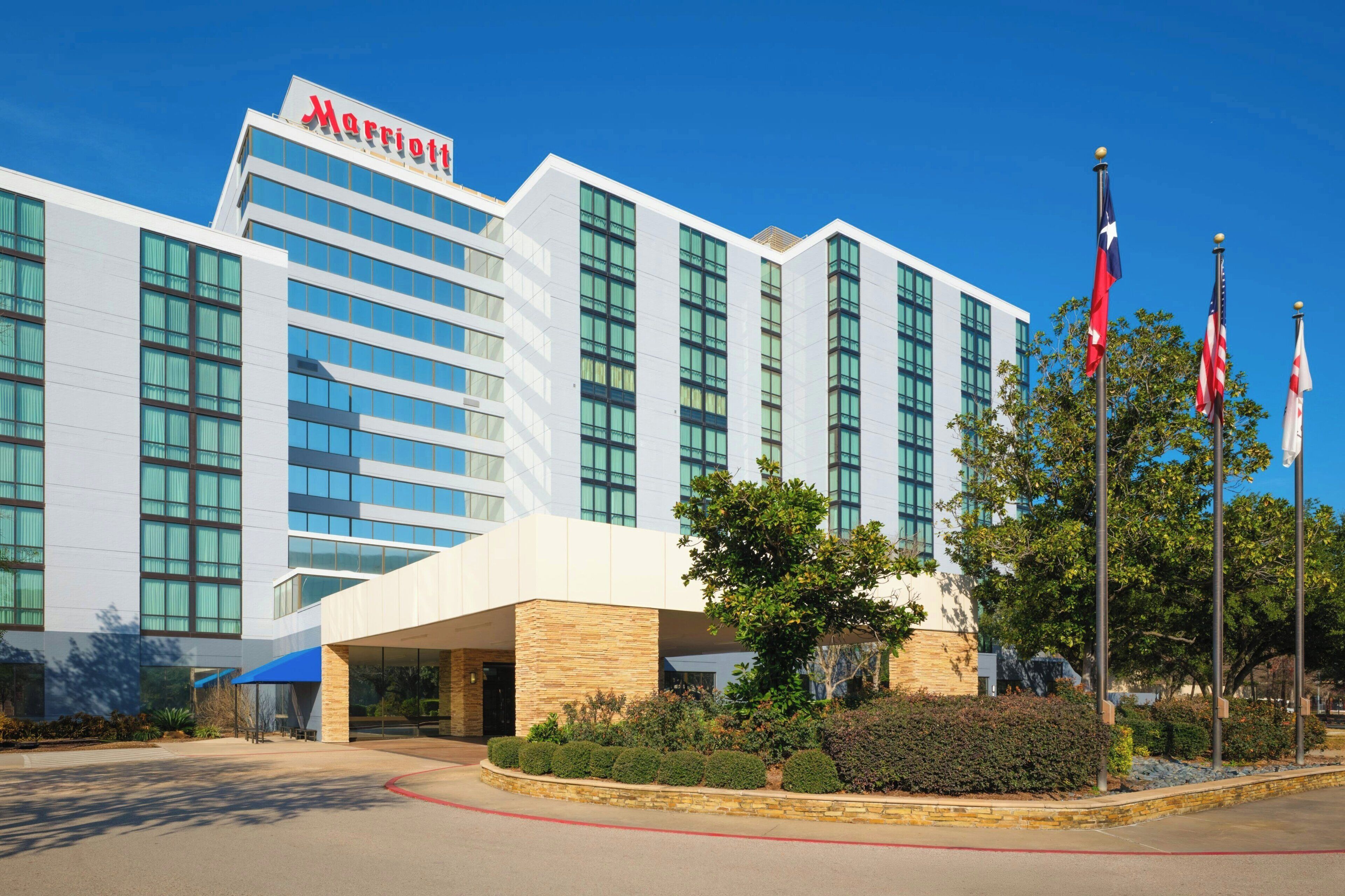 Ein Marriott Hotel mit moderner Fassade, zahlreichen Fenstern und einem begrünten Eingangsbereich.