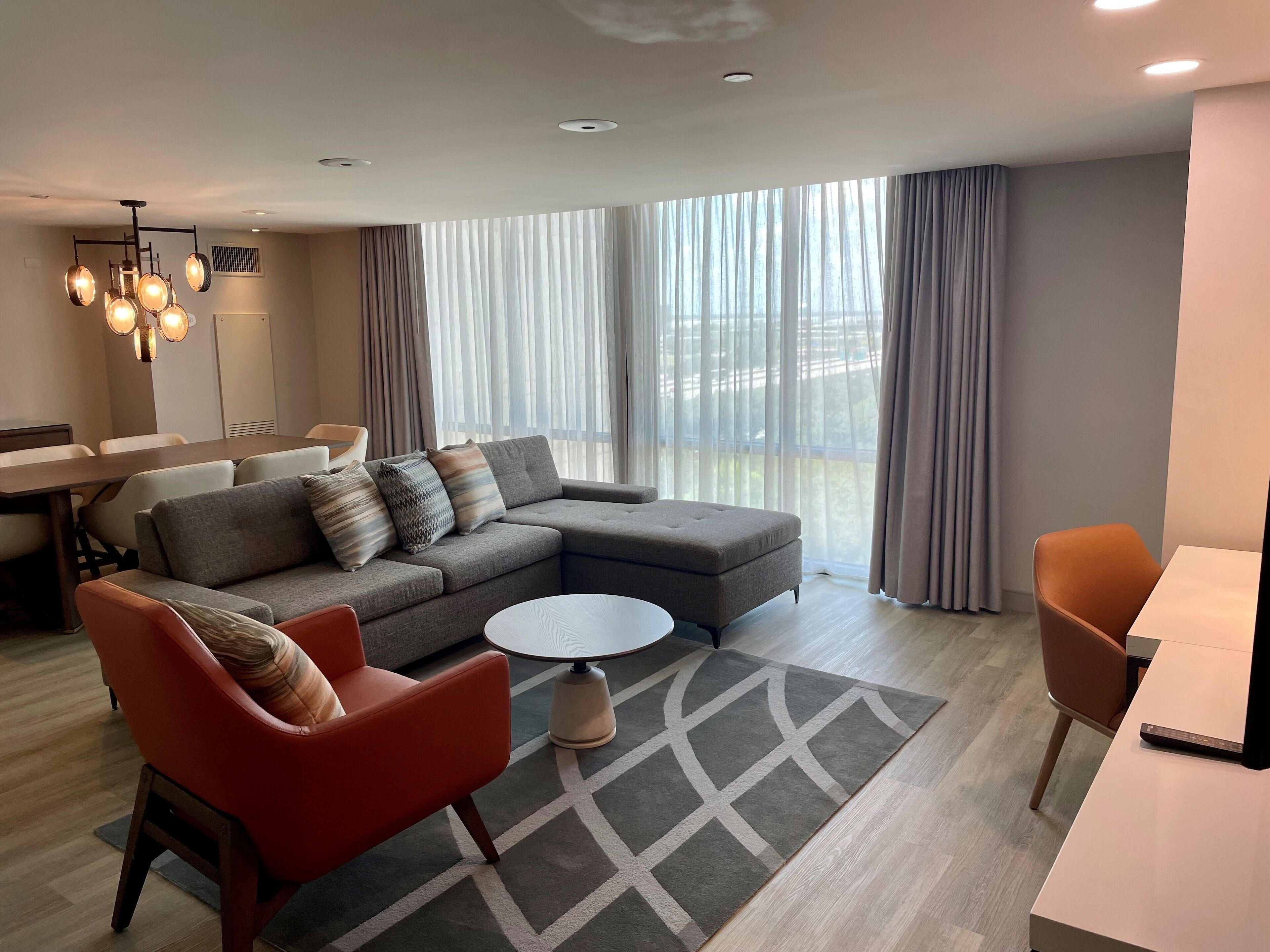 premium bedding, in-room safe, desk, laptop workspace