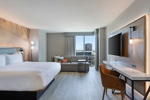 Room, 1 King Bed | Premium bedding, in-room safe, desk, laptop workspace - Houston Marriott North (Houston)