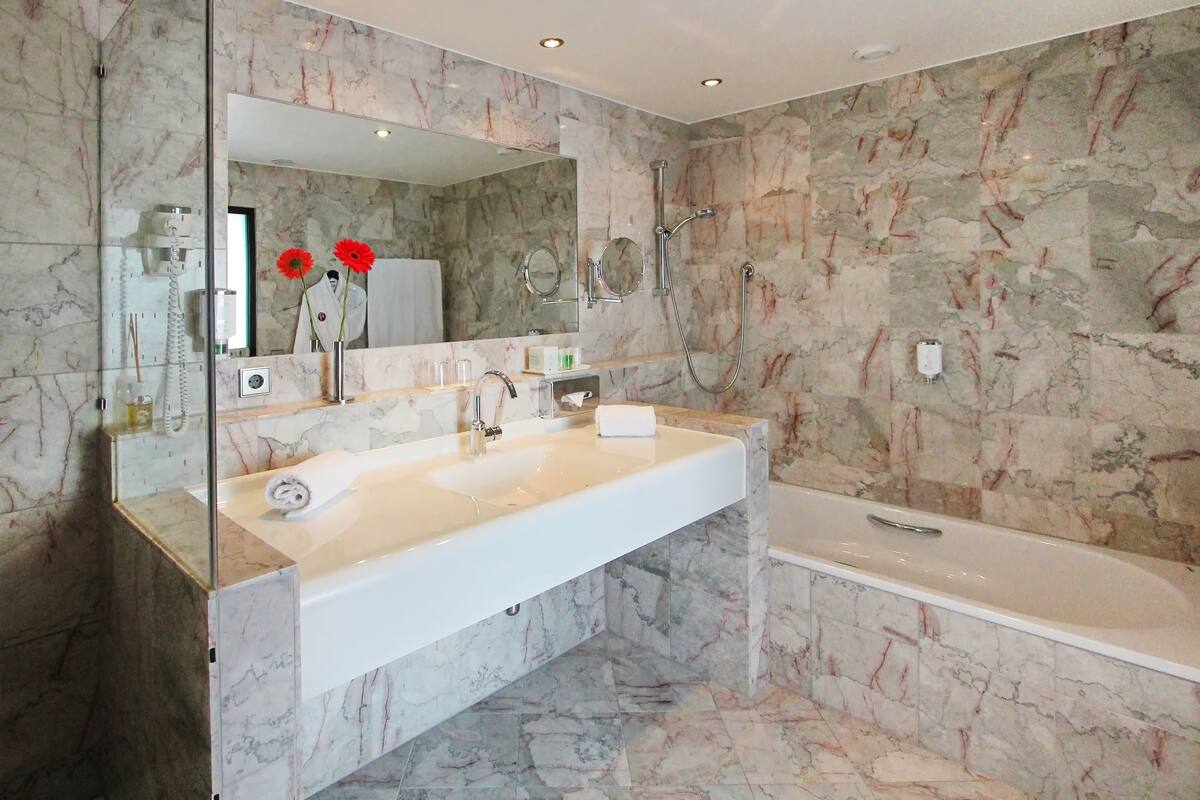 junior suite | bathroom | combined shower/bathtub, free toiletries, hair dryer, towels
