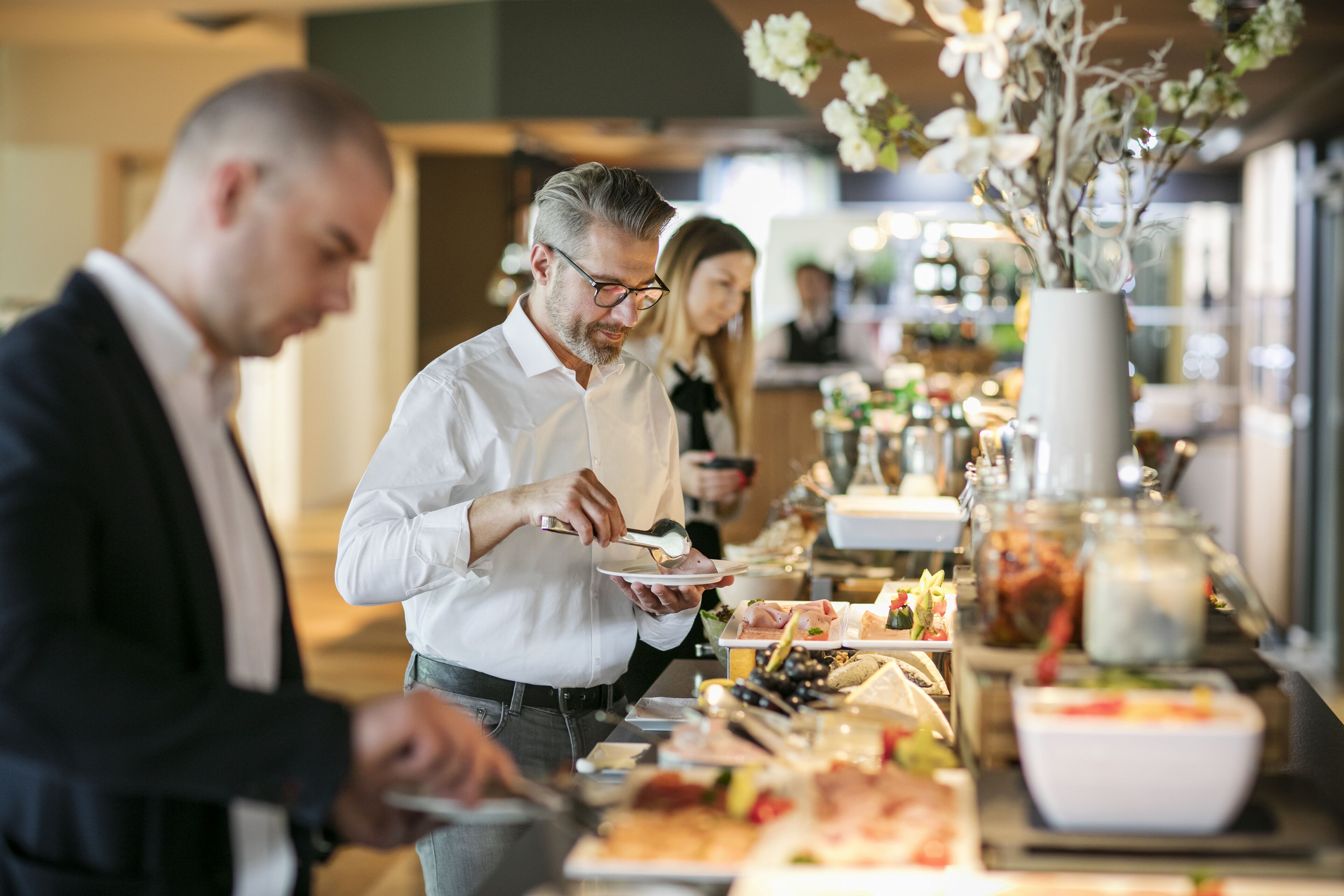 Ein reichhaltiges Buffet mit Speisen und einer dekorativen Vase.