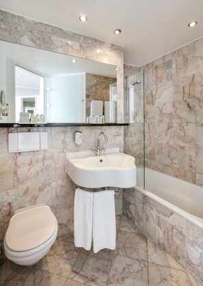 Combined shower/bathtub, free toiletries, hair dryer, towels